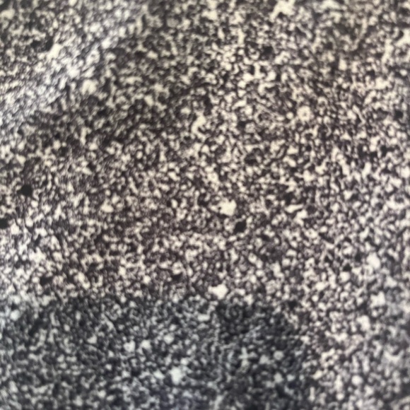 Lululemon pattern skirt. Size 4 regular - Picture 3 of 4